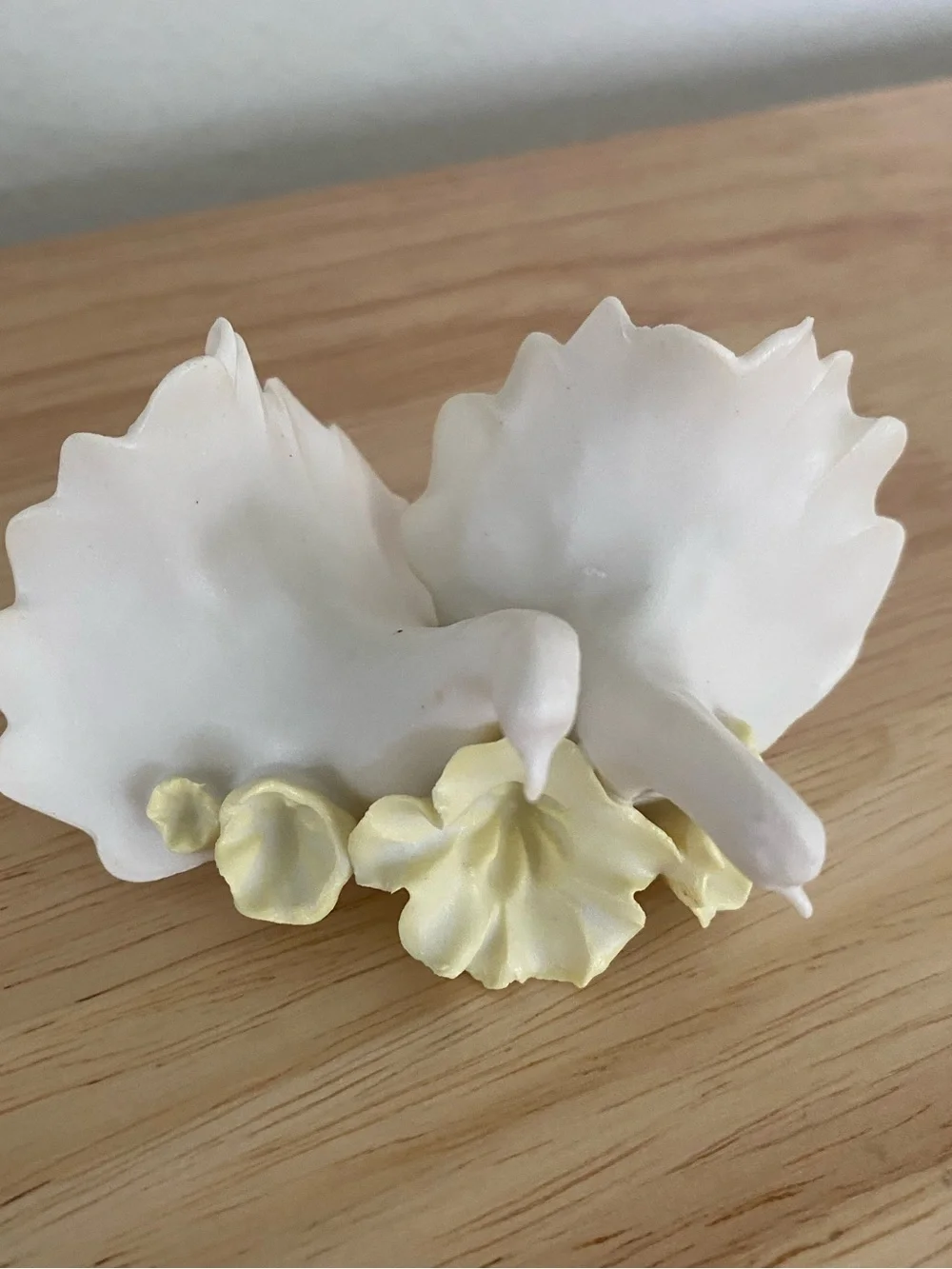 Vintage CP Chessell Pottery Isle of Wight 2 White Doves Pale Yellow Flowers